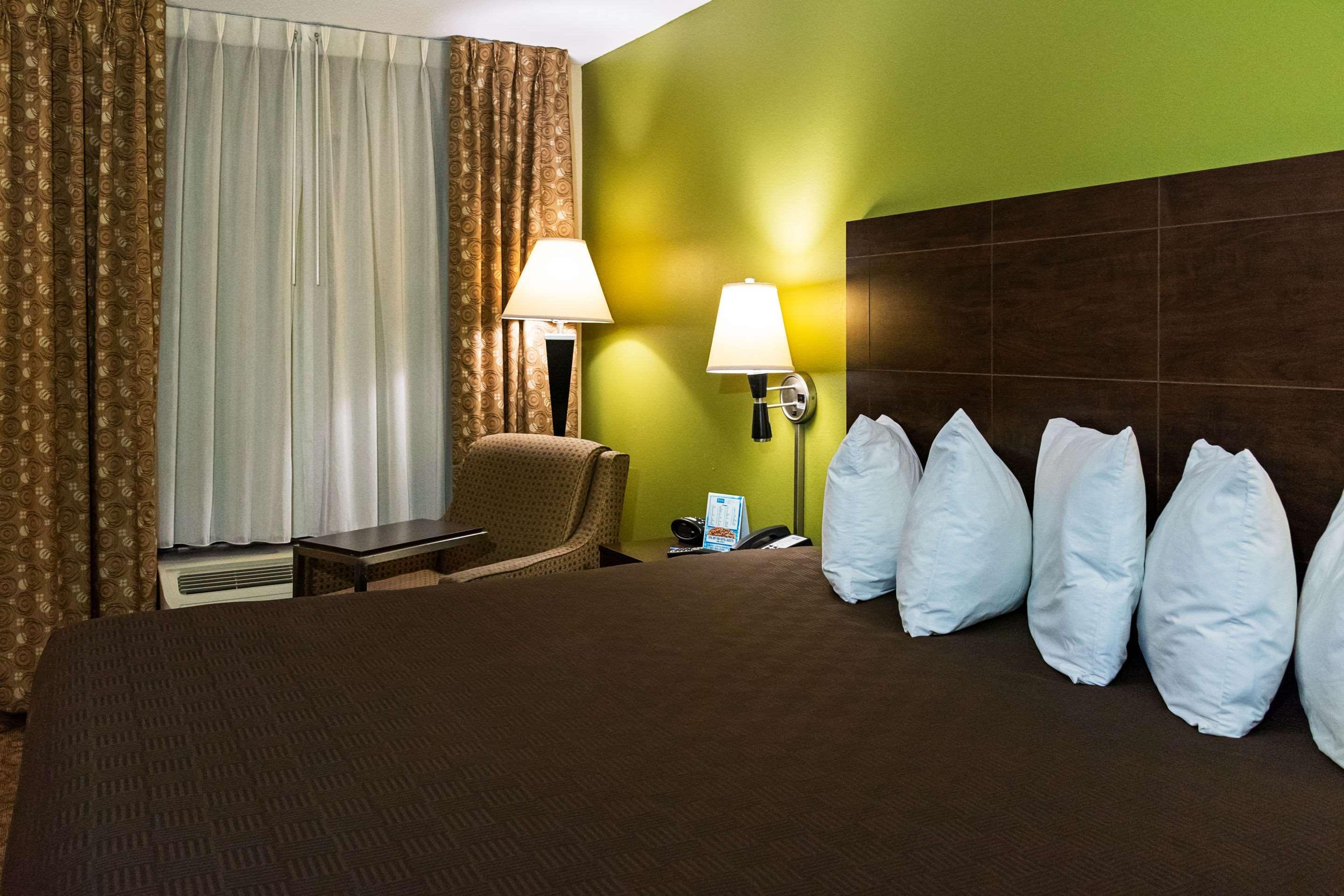Rodeway Inn & Suites Clarksville Exteriér fotografie
