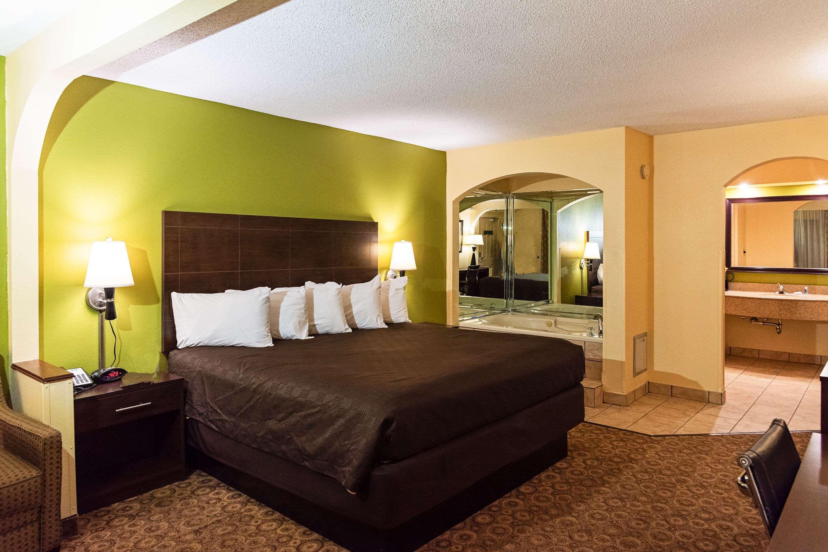 Rodeway Inn & Suites Clarksville Exteriér fotografie