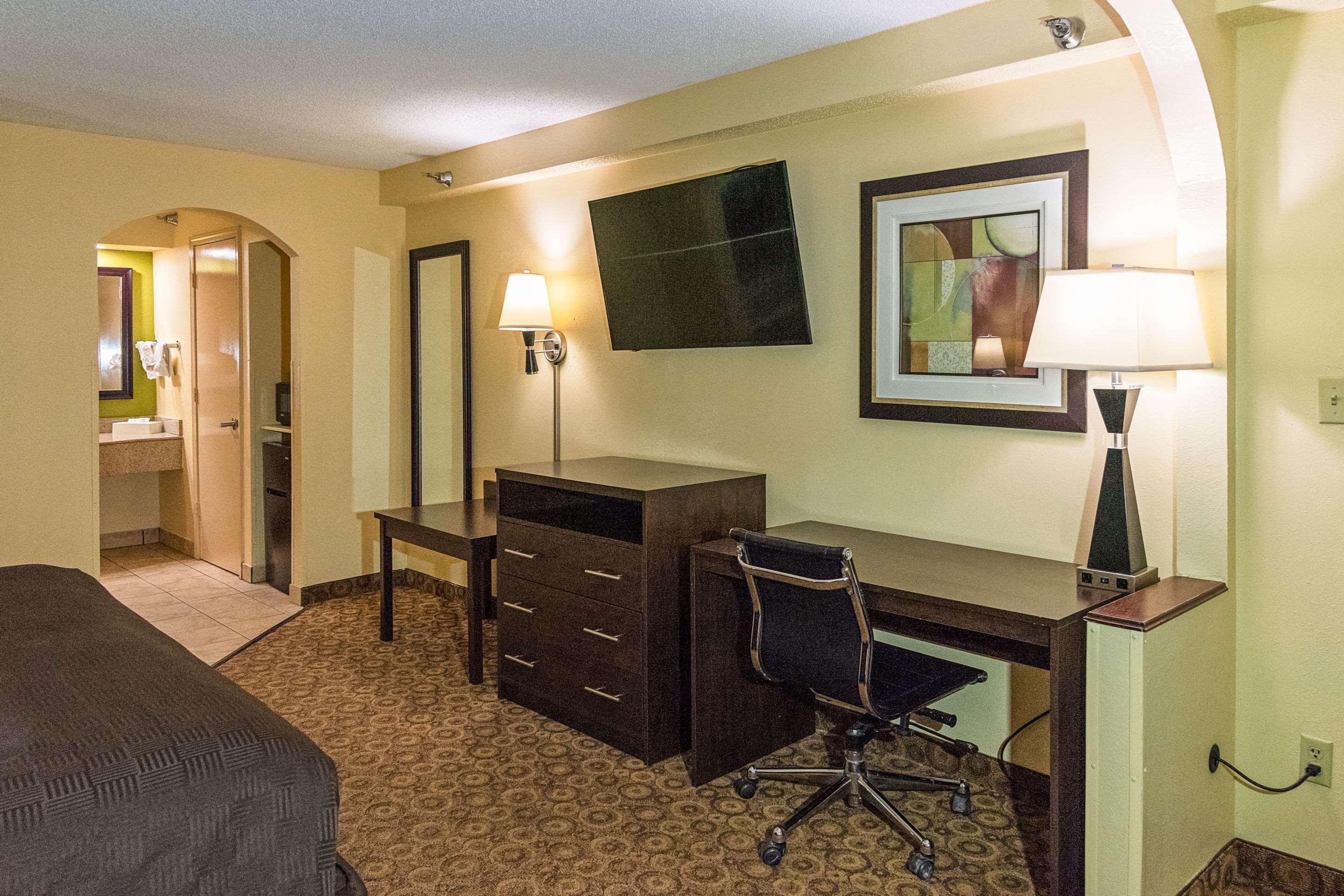 Rodeway Inn & Suites Clarksville Exteriér fotografie