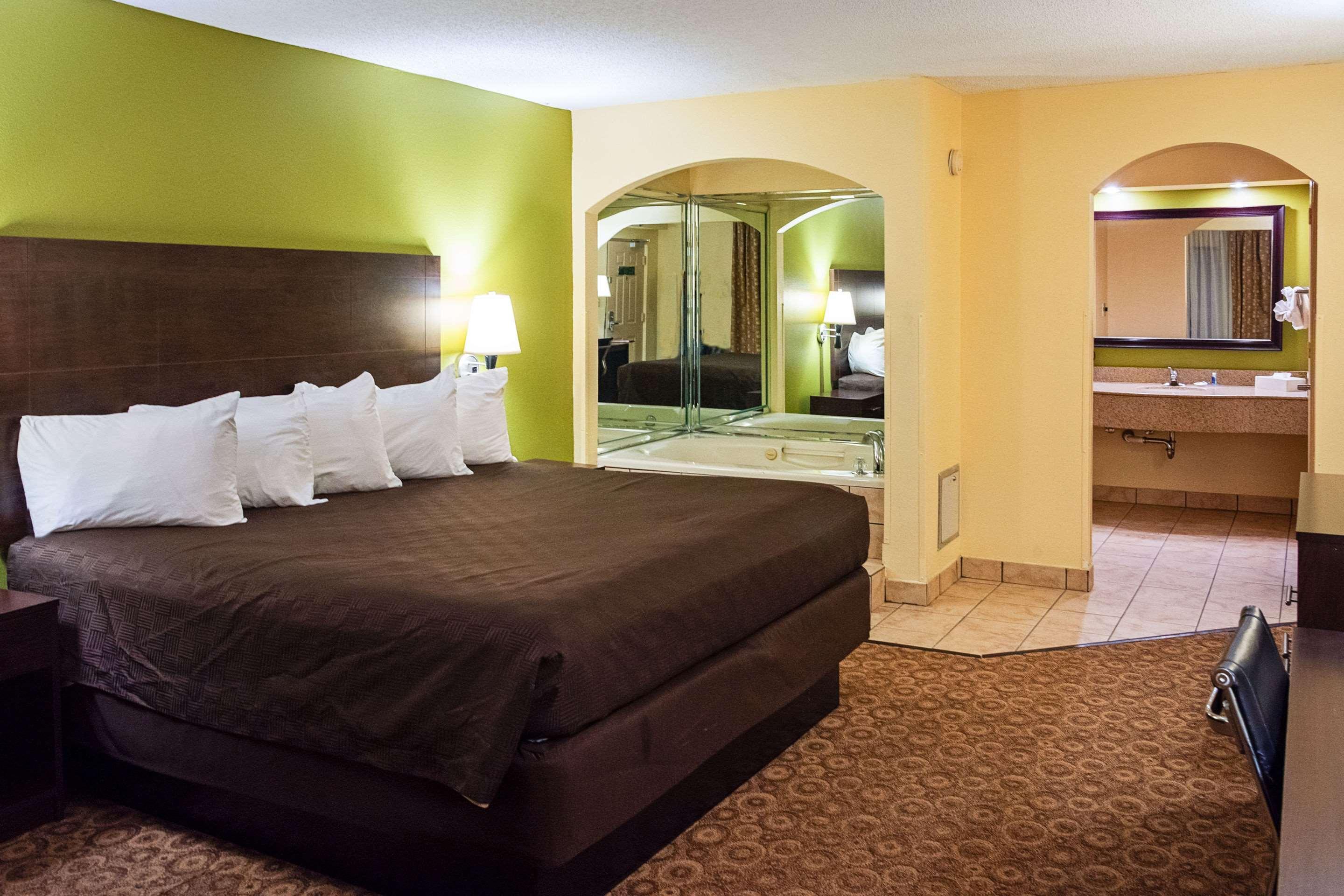 Rodeway Inn & Suites Clarksville Exteriér fotografie