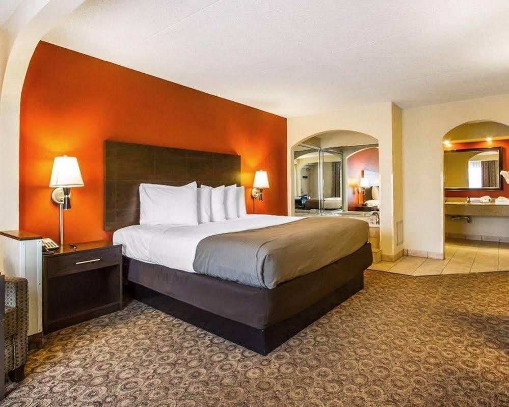 Rodeway Inn & Suites Clarksville Exteriér fotografie
