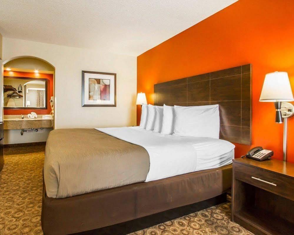 Rodeway Inn & Suites Clarksville Exteriér fotografie